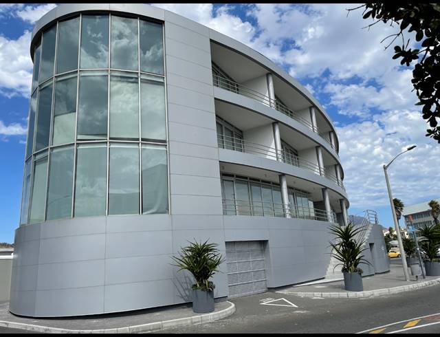 840M² BUILDING TO LET IN LAGOON BEACH